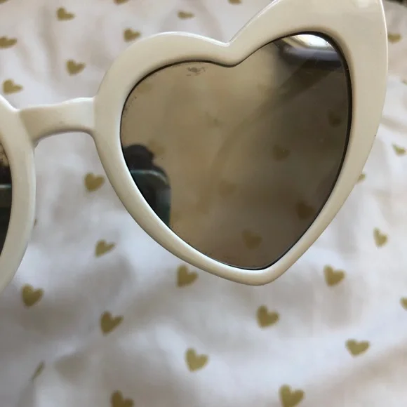 🚨MISC - Heart Frame Sunglasses - Picture 4 of 4